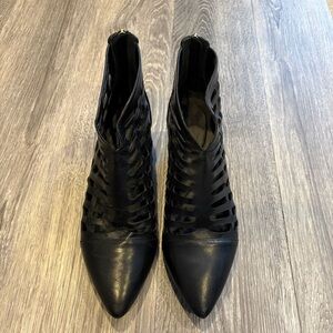 Rockport Trutech Black Leather Cut-Out Pointed Toe Ankle Booties Size 8.5